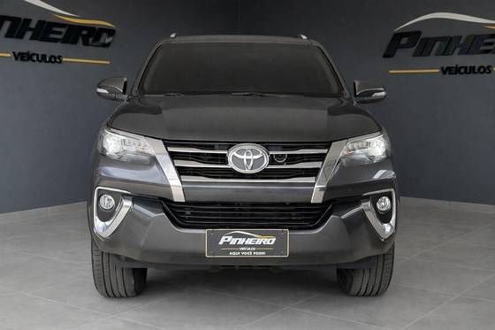 TOYOTA HILUX SW4 2.8 SRX 4X4 7 LUGARES 16V TURBO INTERCOOLER DIESEL 4P AUTOMÁTICO TOYOTA HILUX SW4 2.8 SRX 4X4 7 LUGARES 16V TURBO INTERCOOLER DIESEL 4P AUTOMÁTICO